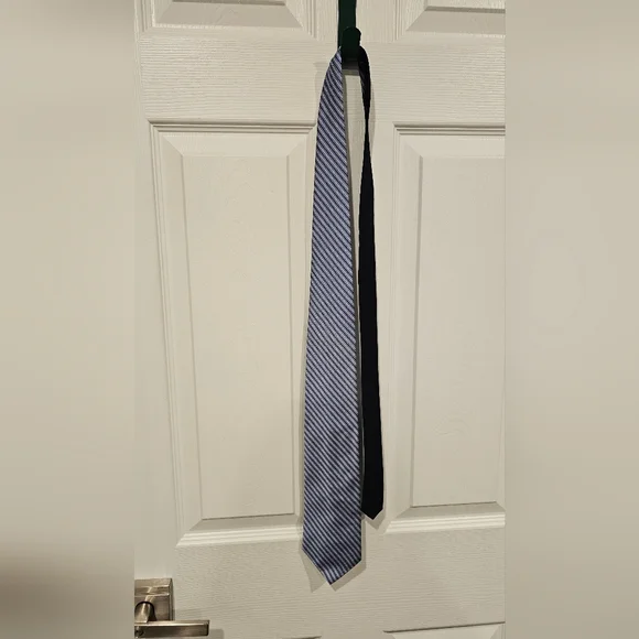 NWOT Tommy Hilfiger Men's 100% Silk Navy and White Diagonal Striped Tie - Picture 5 of 7